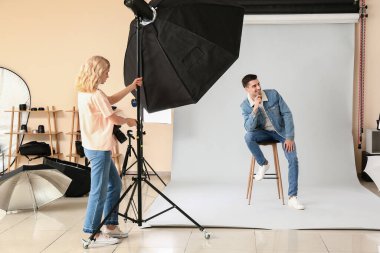 Stüdyo modeliyle çalışan profesyonel fotoğrafçı