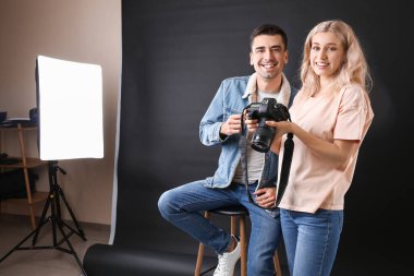 Profesyonel fotoğrafçı stüdyoda model resimleri gösteren
