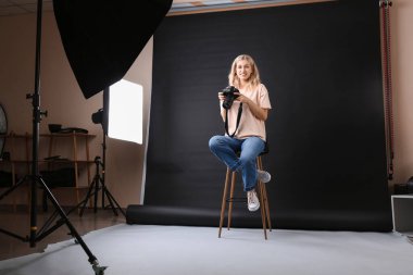 Stüdyoda çalışan profesyonel fotoğrafçı