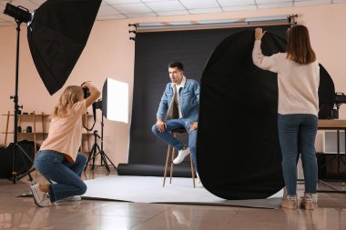Stüdyo modeliyle çalışan profesyonel fotoğrafçı