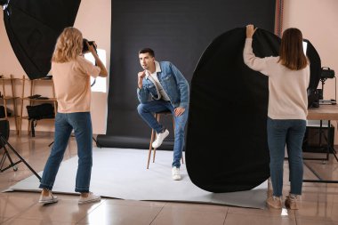 Stüdyo modeliyle çalışan profesyonel fotoğrafçı