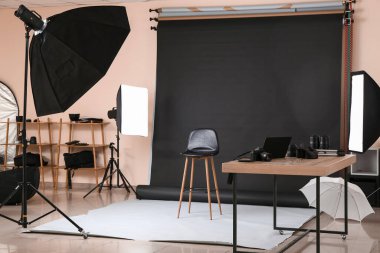 Modern fotoğraf stüdyosunun içi.