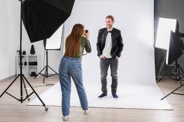 Stüdyo modeliyle çalışan profesyonel fotoğrafçı