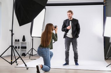 Stüdyo modeliyle çalışan profesyonel fotoğrafçı