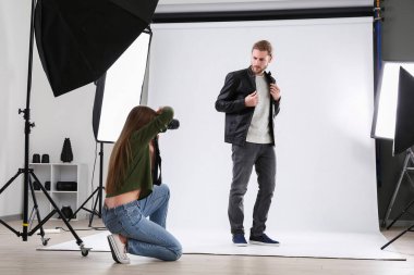 Stüdyo modeliyle çalışan profesyonel fotoğrafçı