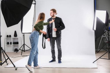 Stüdyo modeliyle çalışan profesyonel fotoğrafçı