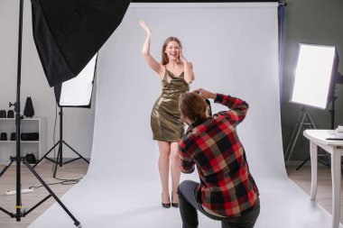 Stüdyo modeliyle çalışan profesyonel fotoğrafçı