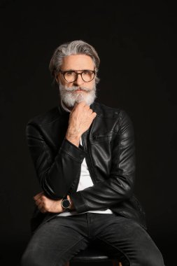 Esmer arka planda şık yaşlı bir adam