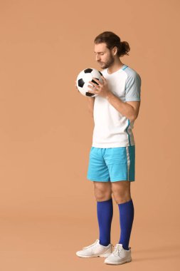 Arkaplanda erkek futbolcu