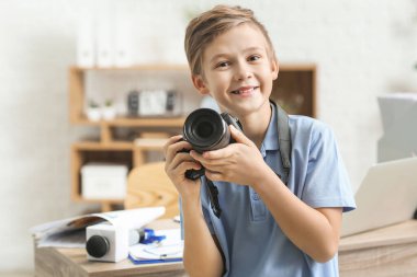Ofisinde kamera olan küçük gazeteci.