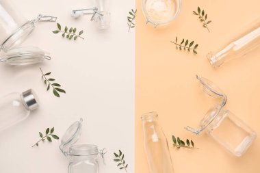 Arkaplanda cam eko şişelerden ve kavanozlardan yapılmış çerçeve