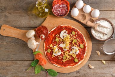 Masada lezzetli pizza hazırlıyorum.