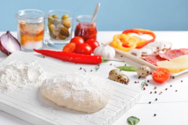 Sofrada lezzetli pizza için malzemeler