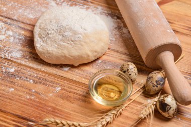 Yağlı Hamur, yumurta ve ahşap zemin üzerinde merdane