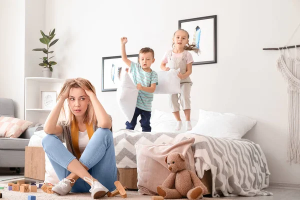 Helpless Nanny Naughty Little Children Playing Bedroom — Stock Photo, Image