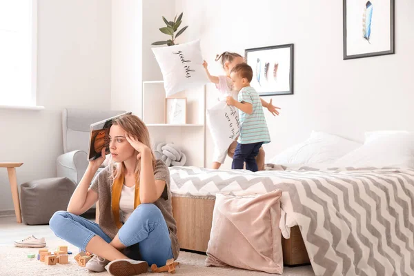 Helpless Nanny Naughty Little Children Playing Bedroom — Stock Photo, Image