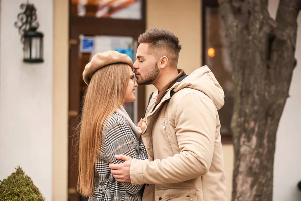 Portrét Šťastného Mladého Páru Kráčejícího Venku — Stock fotografie