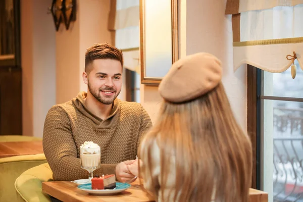 Feliz Pareja Joven Una Cita Romántica Cafetería — Foto de Stock