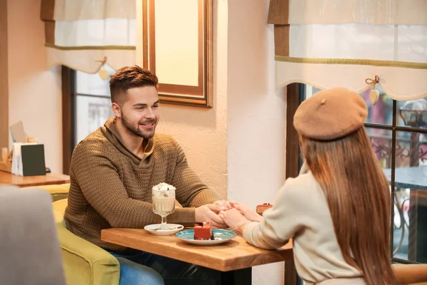 Feliz Pareja Joven Una Cita Romántica Cafetería — Foto de Stock