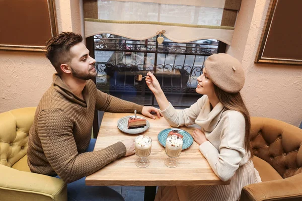 Kafede romantik bir randevuda olan mutlu genç çift