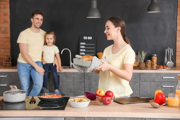 Young Family Kitchen Home — Stock Photo, Image