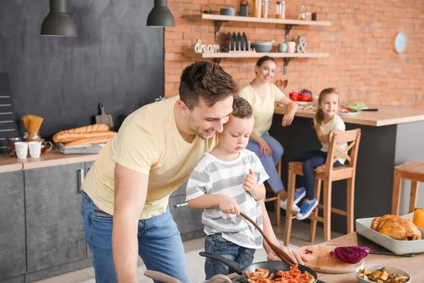 Father Son Cooking Together Kitchen — Stock Photo, Image