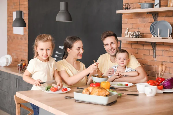 Mladá Rodina Večeří Kuchyni — Stock fotografie