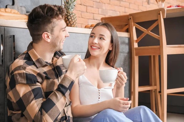 Junges Paar Trinkt Gemeinsam Tee Küche — Stockfoto