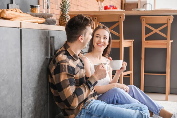 Mladý Pár Pít Čaj Společně Kuchyni — Stock fotografie