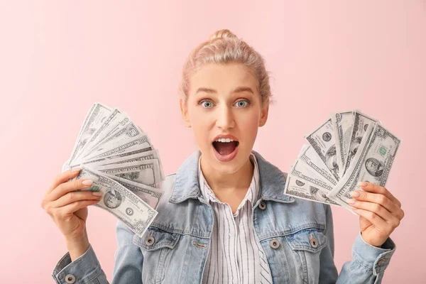 Hermosa Mujer Sorprendida Con Dinero Fondo Color — Foto de Stock