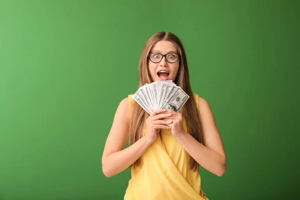 Renkli Arka Planda Parası Olan Güzel Mutlu Kadın — Stok fotoğraf