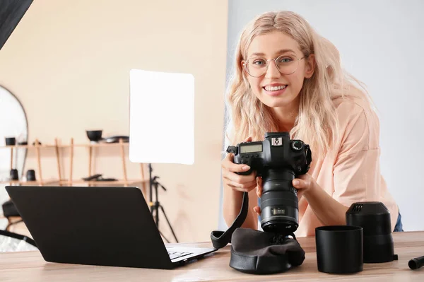 Professionell Fotograf Arbetar Studio — Stockfoto