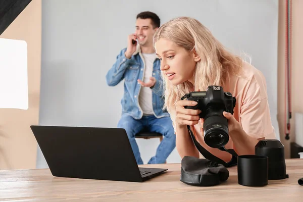 Fotógrafo Profissional Trabalhando Estúdio — Fotografia de Stock