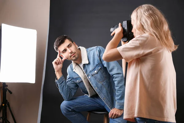 Professional Photographer Working Model Studio — Stock Photo, Image