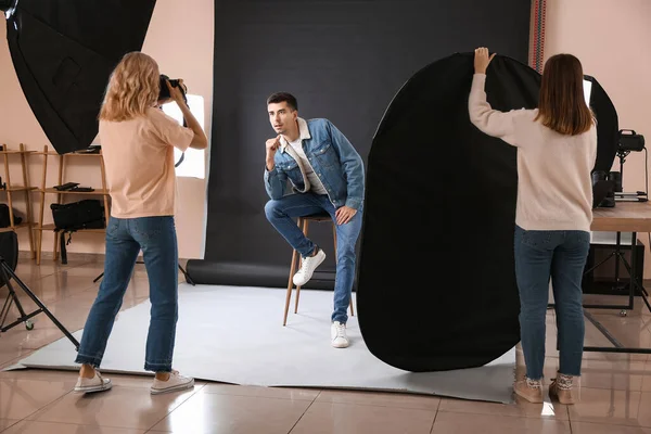 Fotógrafo Profissional Trabalhando Com Modelo Estúdio — Fotografia de Stock