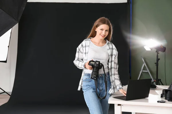 Professionell Fotograf Arbetar Studio — Stockfoto