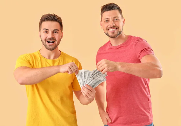 Hombres Felices Con Dinero Fondo Color —  Fotos de Stock