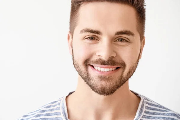 Knappe Glimlachend Jonge Man Witte Achtergrond — Stockfoto