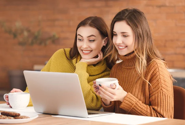 Mujeres Jóvenes Suéteres Cálidos Con Portátil Casa — Foto de Stock