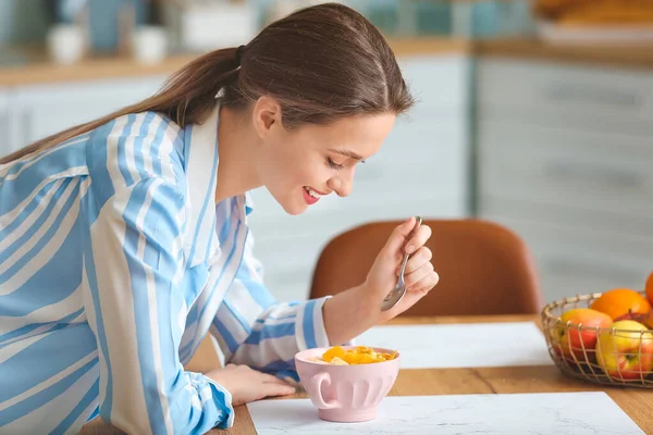 Mujer Joven Comiendo Sabroso Yogur Cocina —  Fotos de Stock