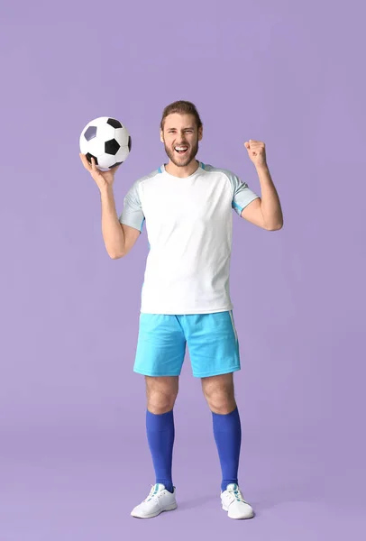 色の背景に幸せなサッカー選手 — ストック写真