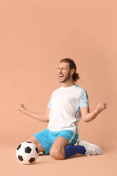 色の背景に幸せなサッカー選手 — ストック写真