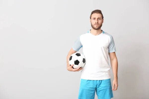 灰色の背景の男性サッカー選手 — ストック写真
