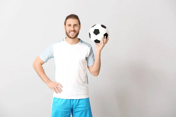 灰色の背景の男性サッカー選手 — ストック写真