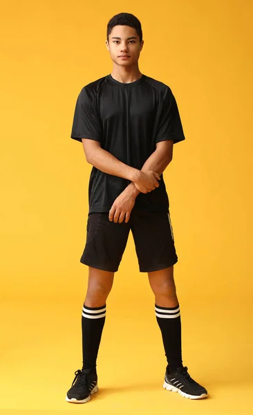 Νεαρός Αφρο Αμερικανός Ποδοσφαιριστής Έγχρωμο Φόντο — Φωτογραφία Αρχείου
