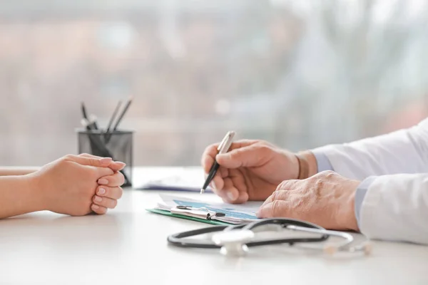 Male Doctor Working Patient Clinic — Stock Photo, Image