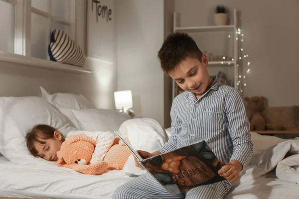 Little Girl Falling Asleep While Her Brother Reading Bedtime Story — Stock Photo, Image