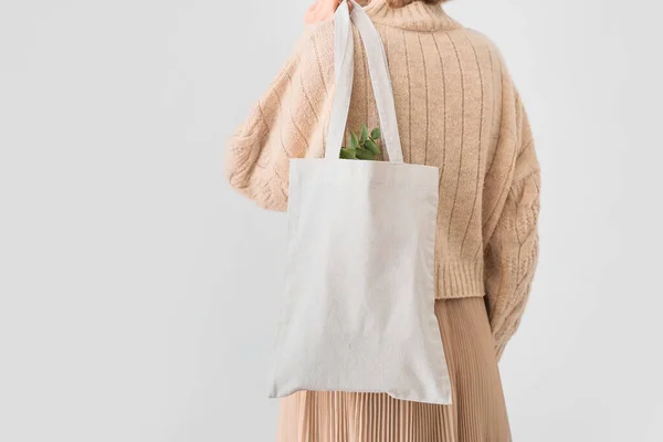 Mujer Con Bolsa Ecológica Sobre Fondo Claro —  Fotos de Stock