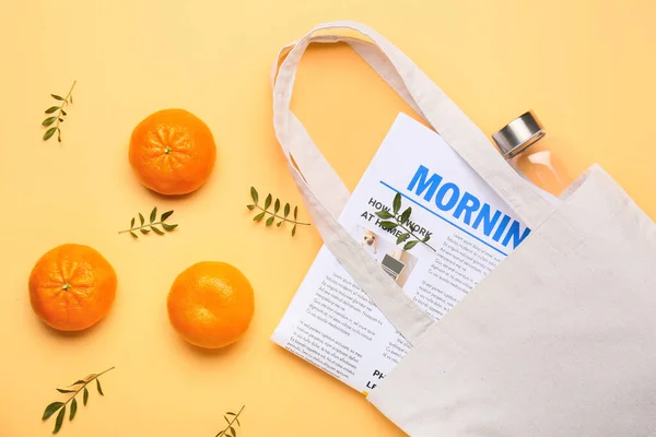 Ökotasche Mit Glasflasche Zeitung Und Orangefarbenen Früchten Auf Farbigem Hintergrund — Stockfoto