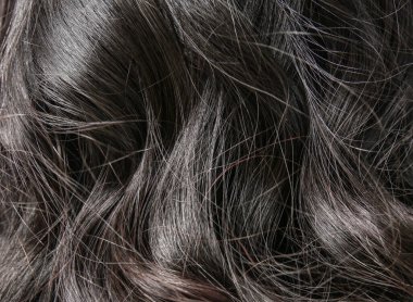 Kıvırcık siyah kadın saçı, yakın plan.